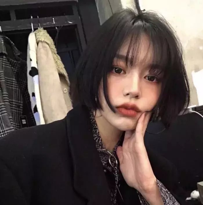 在角落，主教身边